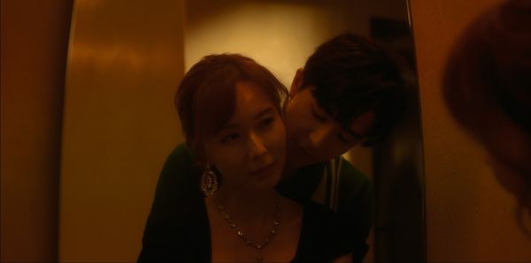 ▲▼《回魂計》劇中激吻尹浩宇的女演員是新加坡女星林湘萍。（圖／翻攝自Netflix）