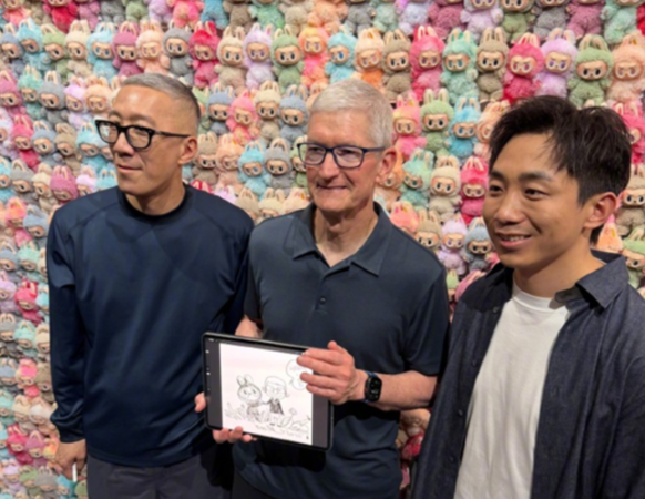 ▲▼三人一同看展。（圖／翻攝自微博）