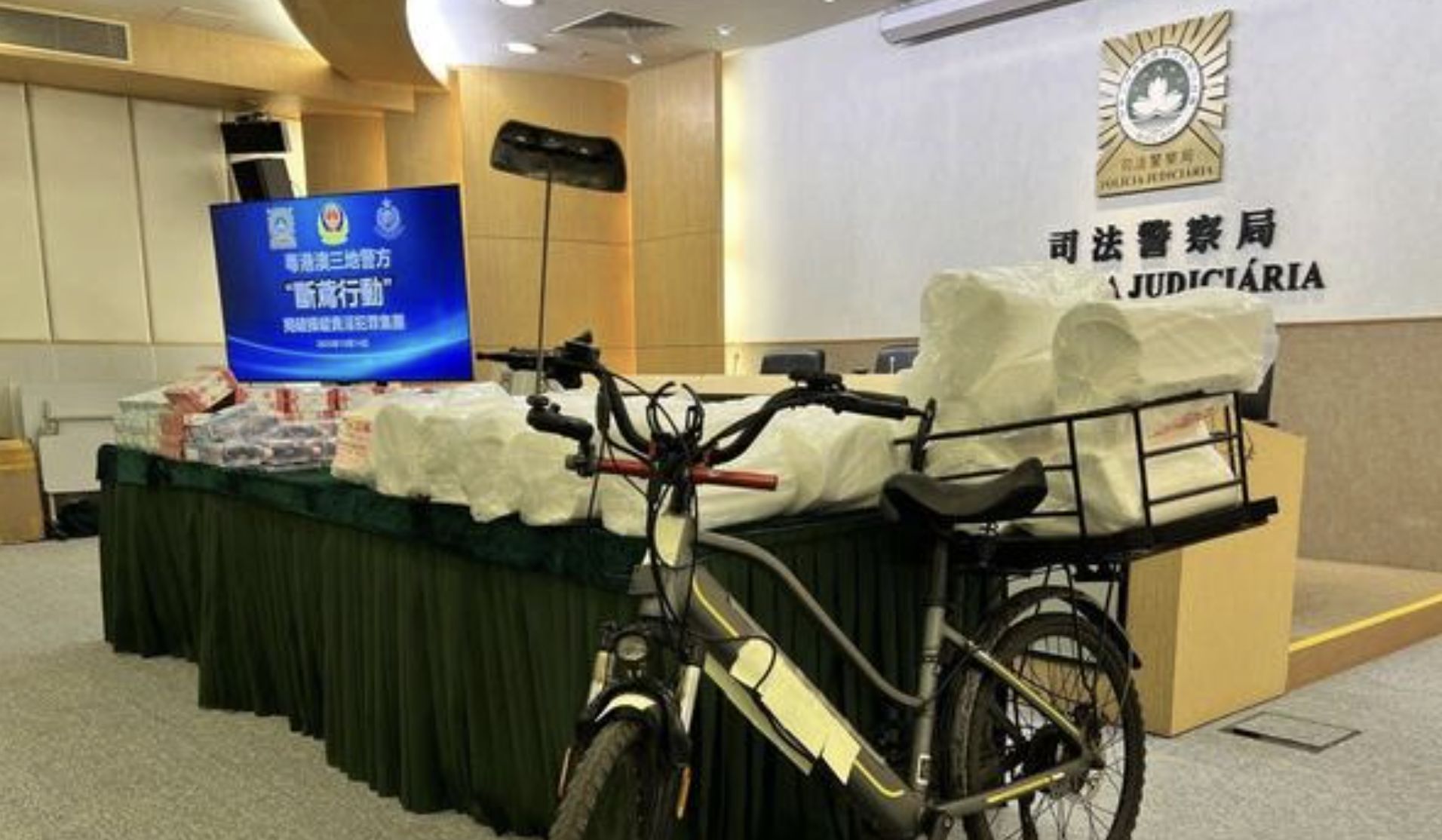 ▲澳門警方查獲的一次性床單和保險套等性交易工具。（圖／翻攝南方都市報）