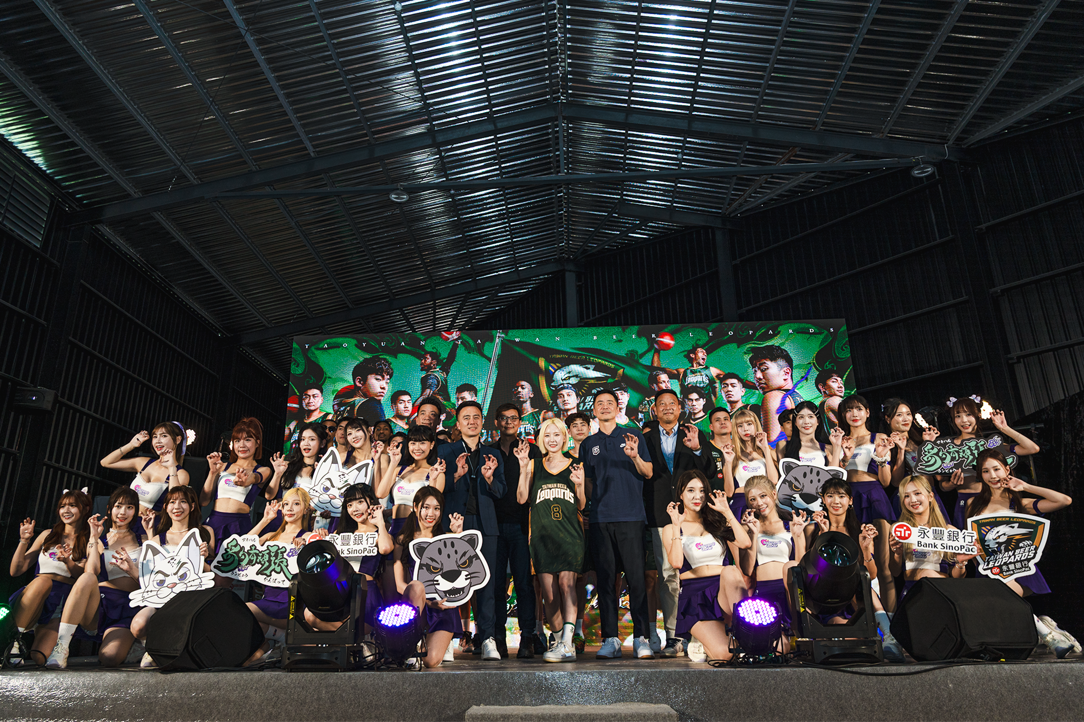 ▲▼雲豹新隊王皓吉、副隊長高錦瑋、執行長張建偉、永豐銀行總經理莊銘福共同揭露年度口號；韓國啦啦隊傳奇人物「徐賢淑」重磅加盟浪LIVE電豹女；啤永豐雲豹全員大合照。（圖／雲豹提供）