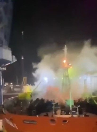 ▲▼印尼油輪「維修一半爆炸」10死18傷！　4個月前才出事。（圖／翻攝X）