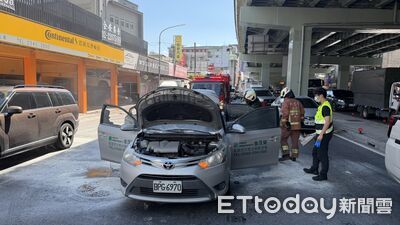 快訊/中和行車糾紛竟丟鞭炮!小客車當街起火 1男燒燙傷送醫