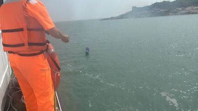 陸男抱浮球漂8小時偷渡金門!海巡攔截...他喊:帶100元來旅遊