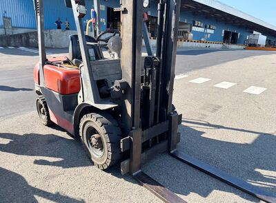 桃園幼獅路堆高機搬運散落貨物　女騎士撞牙叉慘摔