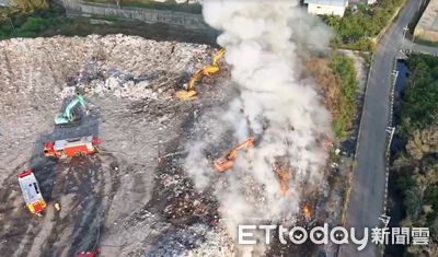 台南城西掩埋場火警!濃煙竄天 消防15車29人灌救
