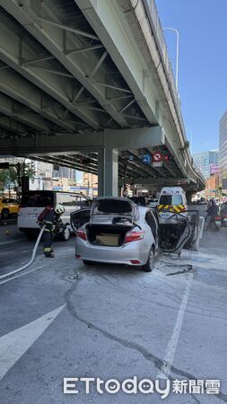 ▲▼中和行車糾紛竟釀火燒車，1男受傷送醫             。（圖／記者陳以昇翻攝）