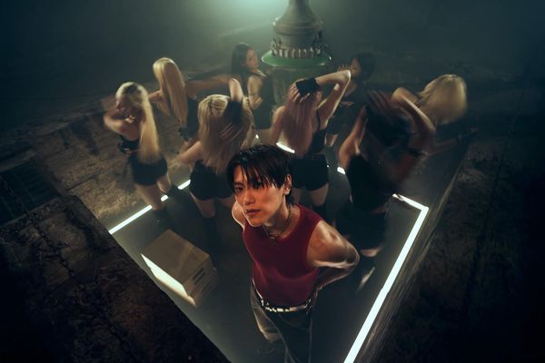 ▲▼ 邱宇辰在杯盤狼藉的餐桌上與慾望共舞。（圖／百鴻揚娛樂提供）