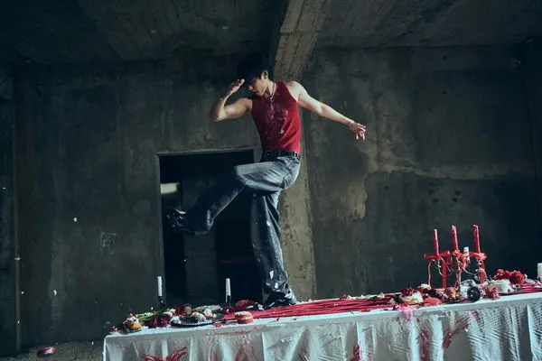 ▲▼ 邱宇辰在杯盤狼藉的餐桌上與慾望共舞。（圖／百鴻揚娛樂提供）