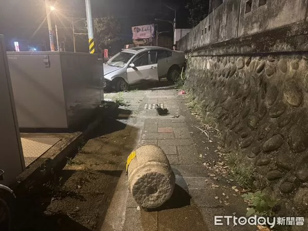 ▲▼花蓮一名男子清晨駕車自撞路旁路墩，但員警到場竟發現車內空無一人。（圖／花蓮警分局提供，下同）