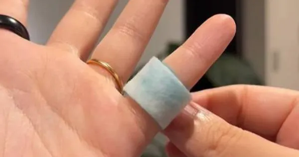 日本「小指貼退熱貼」助眠法爆紅。（圖／翻攝自Instagram@asu__kurashi）