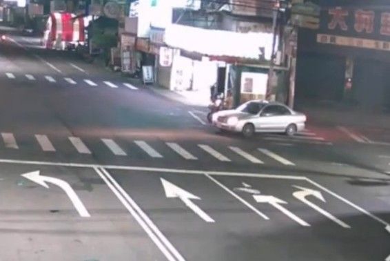 ▲見妻全身癱軟他衝派出所求救，暖警開道送醫。（圖／警方提供）