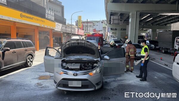 ▲▼中和行車糾紛竟釀火燒車，1男受傷送醫。（圖／記者陳以昇翻攝）