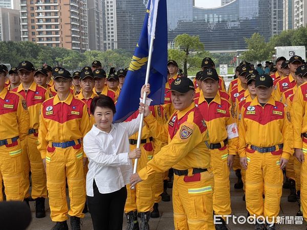 ▲▼盧秀燕授旗台中特搜隊，挑戰通過重型救援。（圖／台中消防局提供）