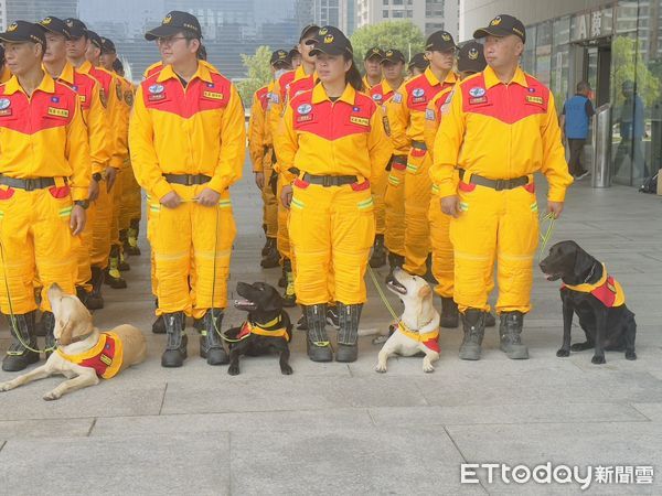 ▲▼盧秀燕授旗台中特搜隊，挑戰通過重型救援。（圖／台中消防局提供）