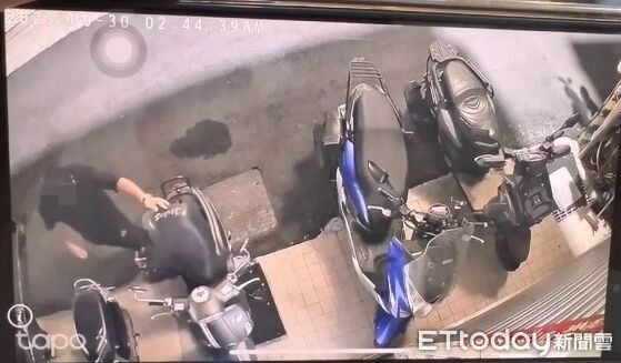 ▲▼男子沿路掀機車置物箱，竊得上萬元現金。（圖／民眾提供，下同）