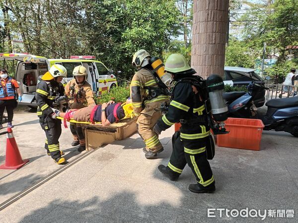 ▲南化區公所與消防局第二大隊今舉辦地震避難與自衛消防演練，模擬芮氏規模6.9強震情境。（記者林東良翻攝，下同）