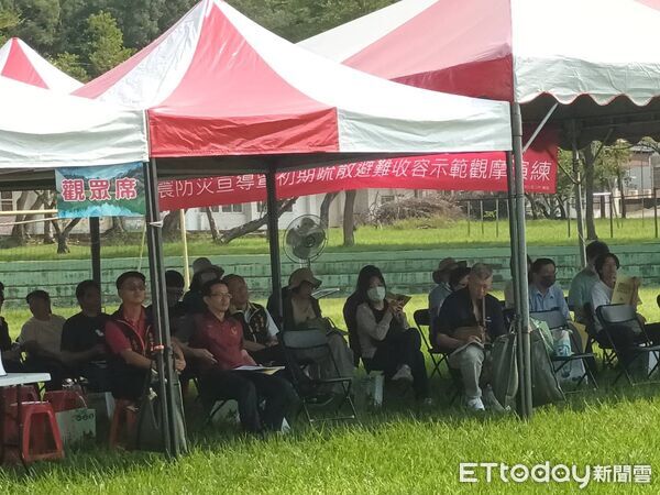 ▲南化區公所與消防局第二大隊今舉辦地震避難與自衛消防演練，模擬芮氏規模6.9強震情境。（記者林東良翻攝，下同）