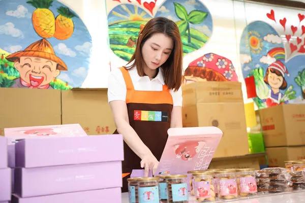 ▲陳怡蓉（右）與唐寶寶手作餅乾。（圖／聖緹雅提供）