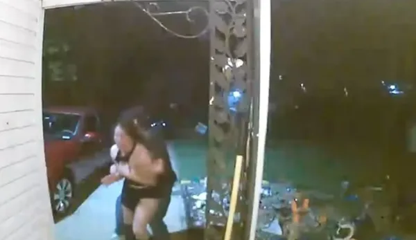 女房門前被男子「背後熊抱拖走」拼命慘叫　警公布監視畫面追凶。（圖／翻攝自X）