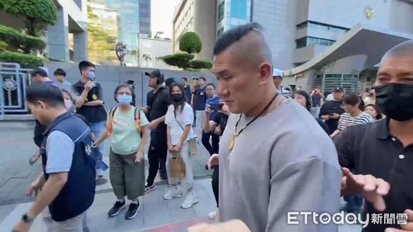 ▲館長陳之漢下午15時40分離開刑事局，搭車到新北地檢署接受檢察官複訊 。（圖／記者張君豪攝）