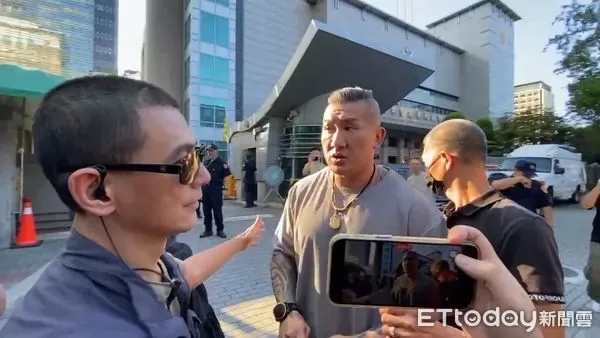 ▲館長陳之漢下午15時40分離開刑事局，搭車到新北地檢署接受檢察官複訊 。（圖／記者張君豪攝）