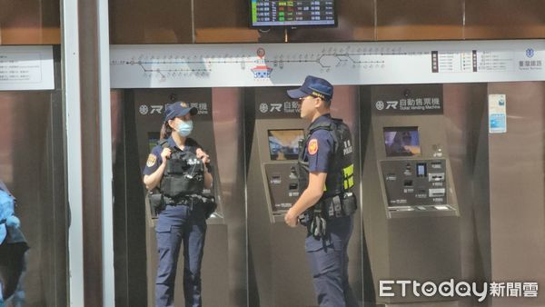 ▲▼鐵路警察在台北車站大廳站崗。（圖／記者呂佳賢攝）