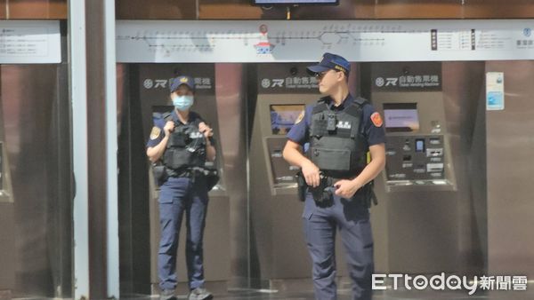▲▼鐵路警察在台北車站大廳站崗。（圖／記者呂佳賢攝）