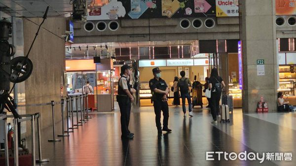 ▲▼鐵路警察在台北車站大廳站崗。（圖／記者呂佳賢攝）