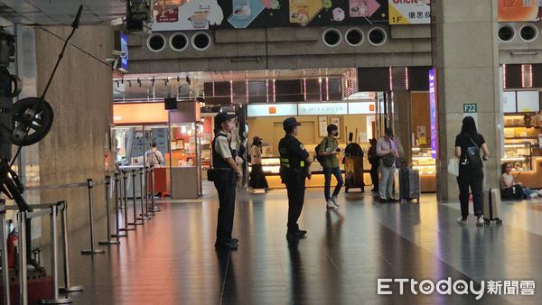 ▲▼鐵路警察在台北車站大廳站崗。（圖／記者呂佳賢攝）