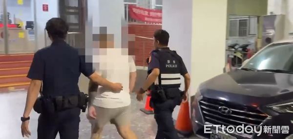▲台南市警二分局海安派出所巡邏發現張姓男子受傷，立即通報救護送醫，並將打人的王姓男子帶回送辦。（記者林東良翻攝，下同）