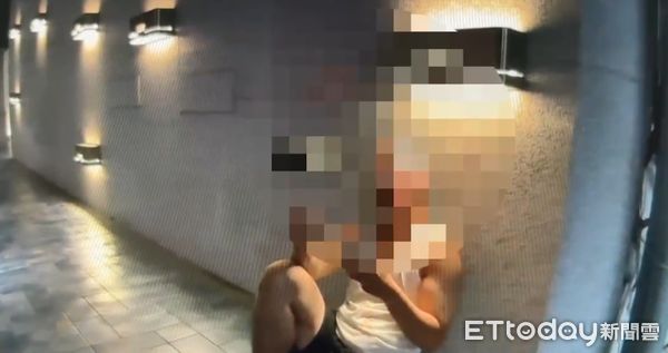 ▲台南市警二分局海安派出所巡邏發現張姓男子受傷，立即通報救護送醫，並將打人的王姓男子帶回送辦。（記者林東良翻攝，下同）