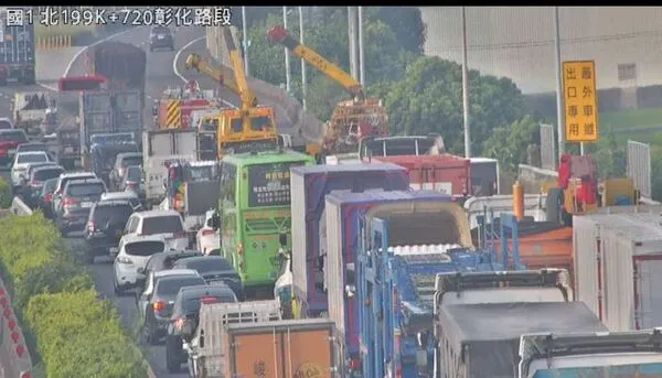 ▲國1北199K貨車翻覆。（圖／翻攝自國道1968）