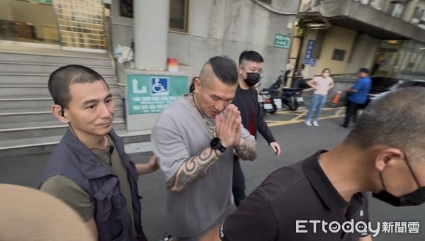 ▲檢方訊後以煽惑他人犯罪、恐嚇危害安全罪，諭知館長15萬元金額交保。（圖／記者陳以昇攝）