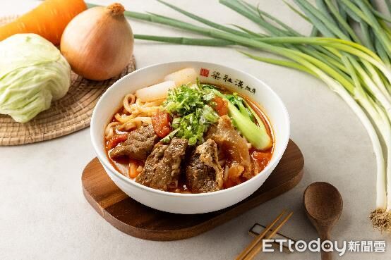 ▲梁社漢排骨推出番茄牛三寶麵。（圖／八方雲集提供）