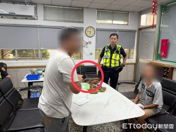 ▲陳男撿到17萬現金送交潮州警方。（圖／記者陳崑福翻攝）