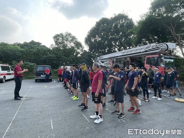 ▲台南市消防局第七大隊辦理新式體能與救助技能訓練，強化基層救災應變能力。（記者林東良翻攝，下同）