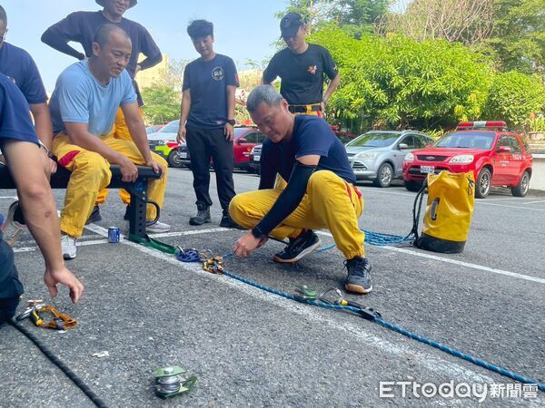 ▲台南市消防局第七大隊辦理新式體能與救助技能訓練，強化基層救災應變能力。（記者林東良翻攝，下同）