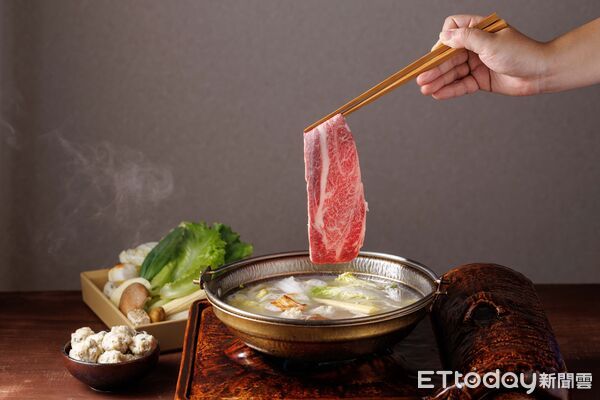 ▲牛喜壽喜燒插旗新光三越A8館。（圖／記者黃士原攝）