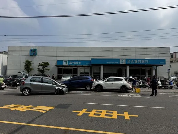 ▲員林市莒光路銀行前發生追撞車禍。（圖／翻攝自臉書／員林人大小事）