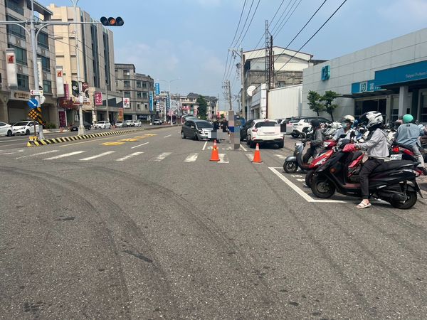 ▲員林市莒光路銀行前發生追撞車禍。（圖／翻攝自臉書／員林人大小事）