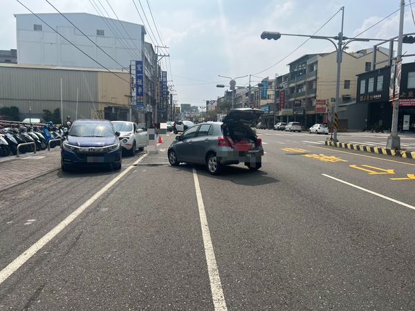 ▲員林市莒光路銀行前發生追撞車禍。（圖／翻攝自臉書／員林人大小事）
