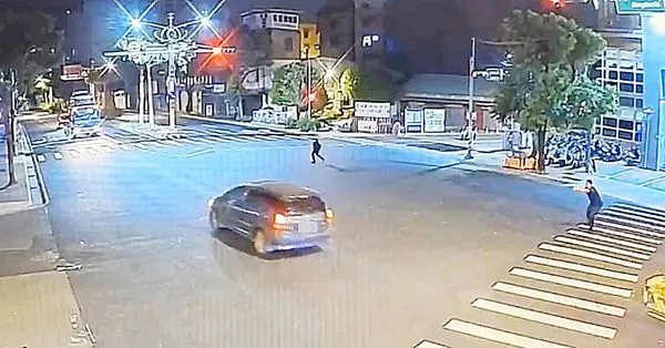 ▲桃園警方昨晚在桃園區中山路附近攔查違規右轉休旅車，該車拒檢且瘋狂逃逸，員警連開5槍射擊輪胎。（圖／桃園警方提供）