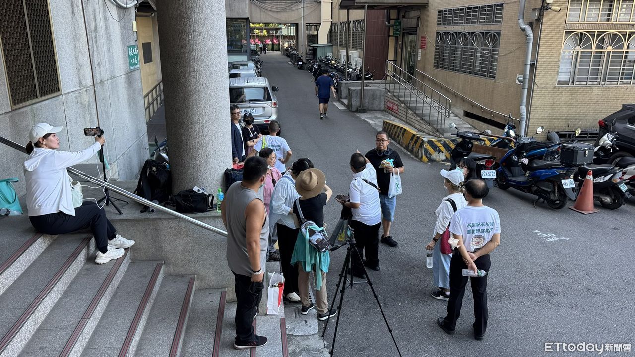 快訊／不知會不會被羈押！館長將抵新北檢複訊　粉絲聚集聲援