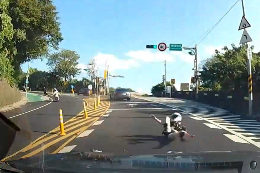 ▲▼騎士過彎摔飛「連滾帶爬」撞對向轎車　女乘客驚叫：完了完了。（圖／爆料公社）