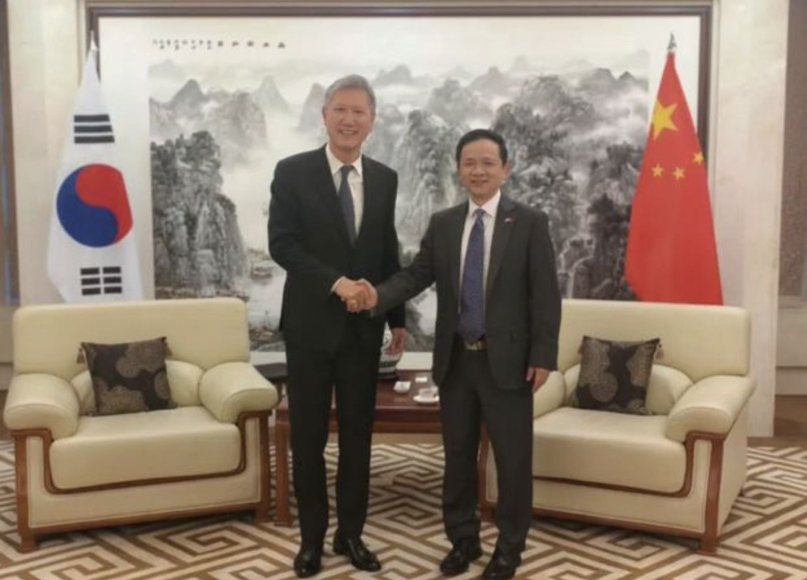 ▲韓國將赴任的駐華大使盧載憲（圖左）與大陸駐韓大使戴兵（圖右）。（圖／翻攝北青報）