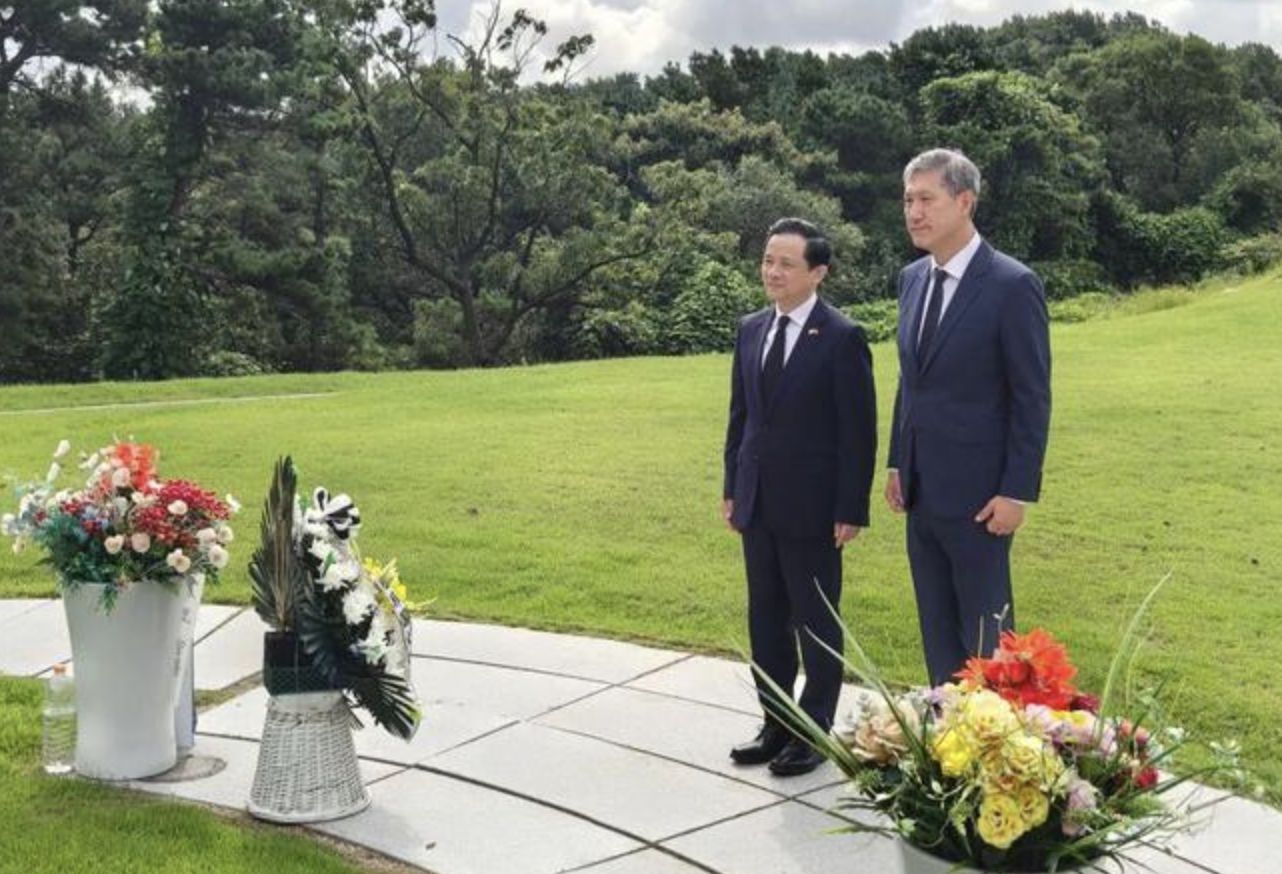 ▲盧載憲陪同戴兵前往盧泰愚墓地致意。（圖／翻攝北青報）