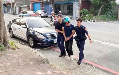 越籍男開無牌休旅上路拒檢狂衝 龜山警開2槍..他撞電桿落網