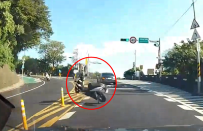 騎士「從從容容」壓車變匆匆忙忙、連滾帶爬 悲情坐地