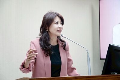 迎BLACKPINK開唱！綠委穿粉衣同樂　林楚茵嗨喊：我真的是粉絲