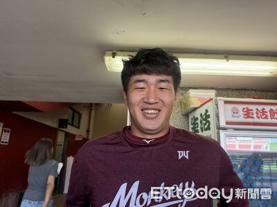 莊昕諺牛棚燃燒手臂！隊友虧：臭灰搭了　古久保笑：好像還在丟...